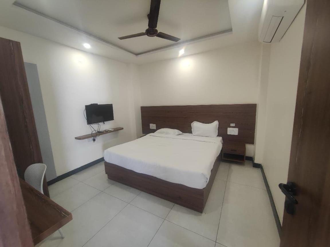 Super Townhouse Shivamogga Formerly Karthik Bhavan Buitenkant foto