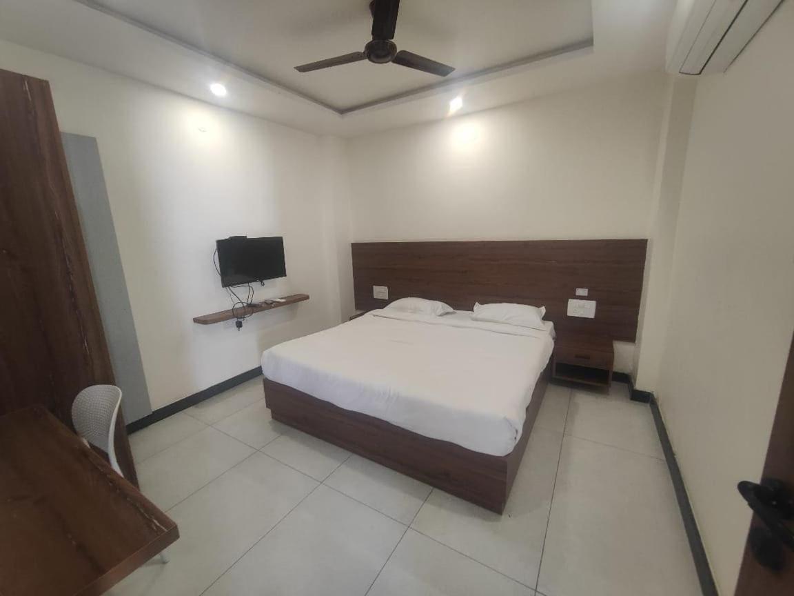 Super Townhouse Shivamogga Formerly Karthik Bhavan Buitenkant foto