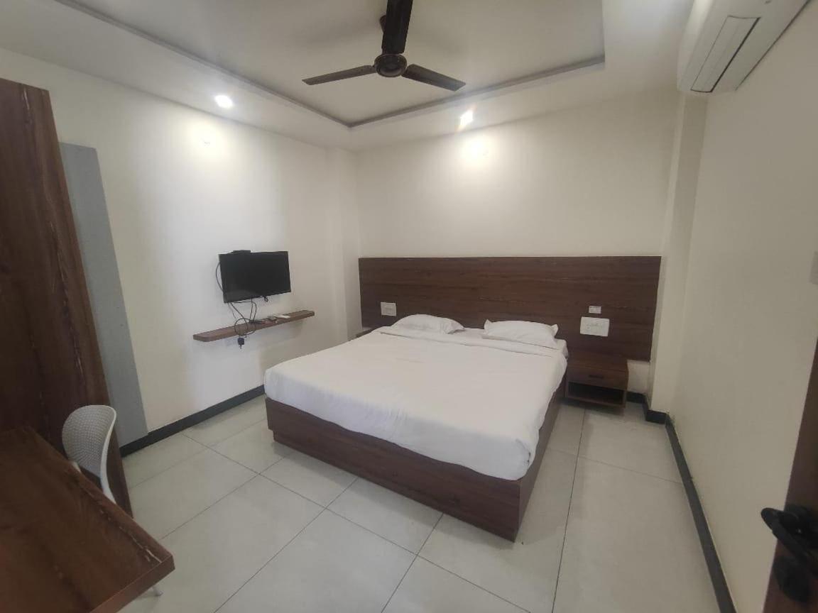 Super Townhouse Shivamogga Formerly Karthik Bhavan Buitenkant foto